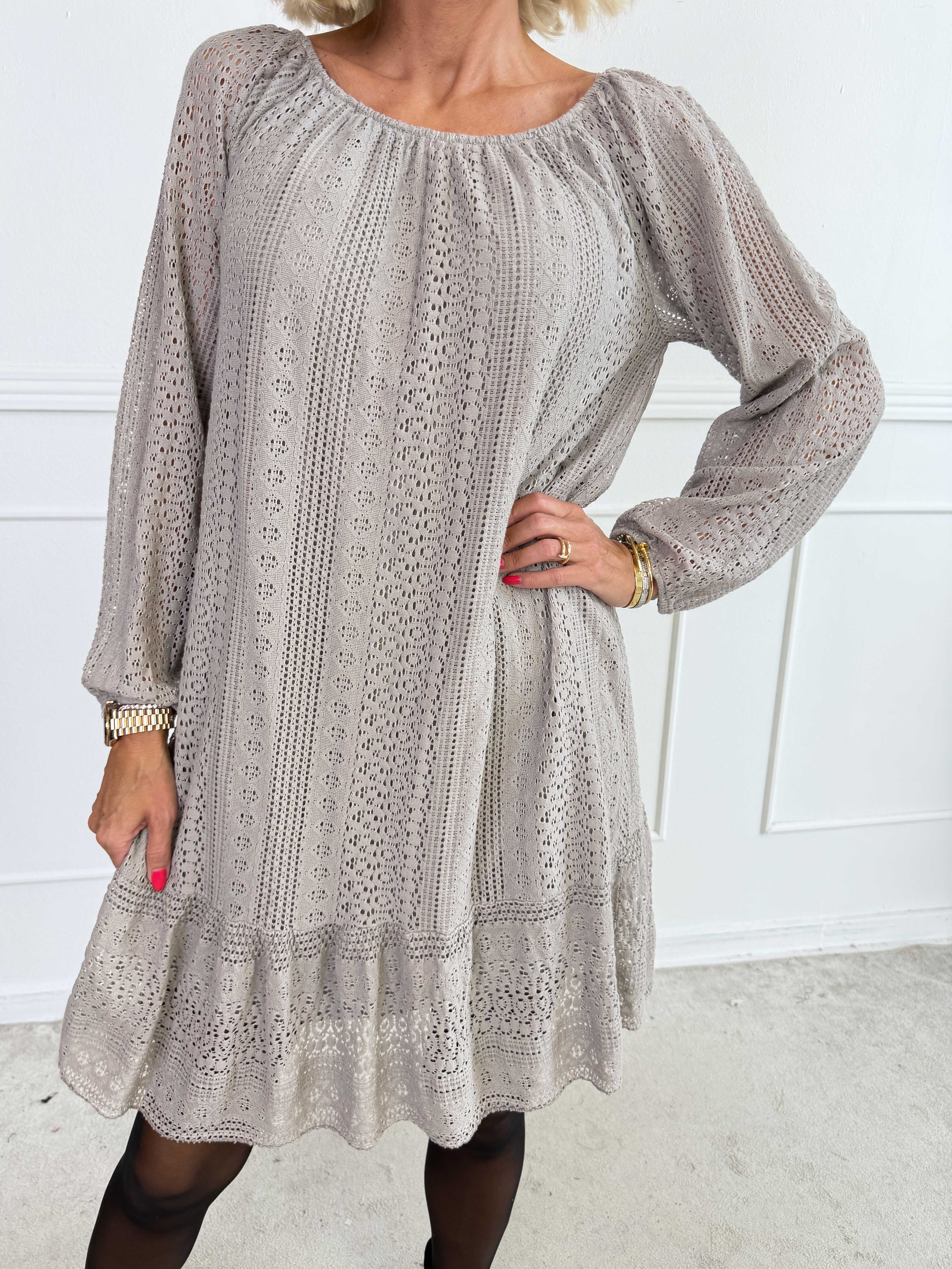 Galateia Long Sleeve - Feminin kjole i blød bomuldsblonde